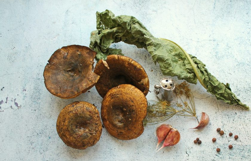 1. Этап. Черные грузди на зиму: Подготовьте все необходимые ингредиенты для приготовления черных груздей на зиму. Грузди переберите и аккуратно почистите от грязи и листьев.