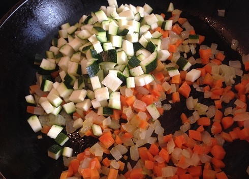 1. Этап. Овощные кексы: 2. Хорошо разогреваем сковороду с растительным маслом и обжариваем минуты 4 лук с морковью, затем добавим цуккини и обжариваем еще минут 5. Все время помешиваем!