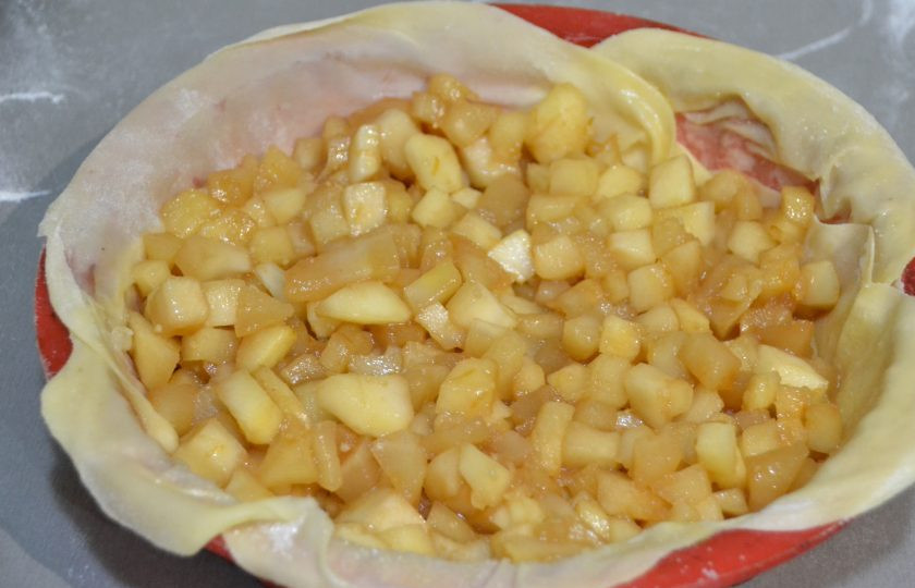 1. Этап. Яблочный пирог Вуаль невесты: Выложите яблочную начинку, то же самое повторите с тестом уже сверху. Вылейте остатки масла, присыпьте сахаром.