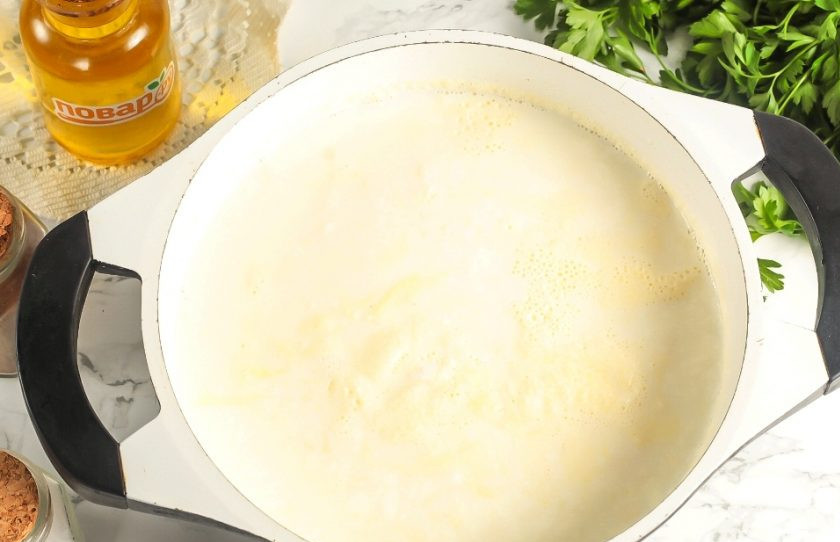 1. Этап. Деревенский творог: Перелейте молоко в казан или кастрюлю с антипригарным дном и поместите на плиту, включая минимальный нагрев.