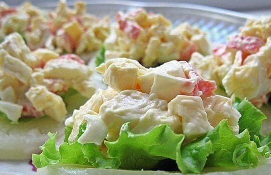 1. Этап. Ананасовая закуска: Распределите начинку по кружкам ананаса. Закуска готова к подаче на стол. При желании можно посыпать сверху измельченной зеленью.