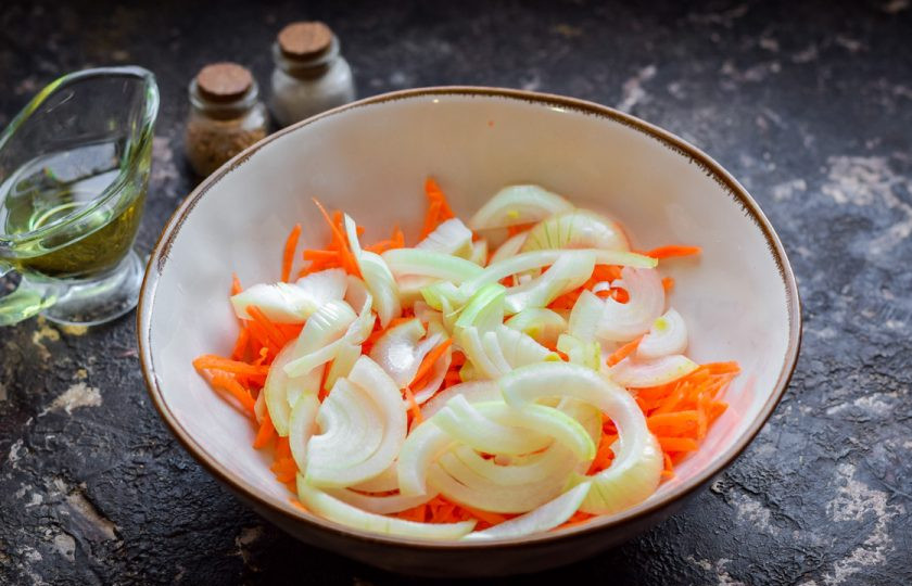 1. Этап. Мидии по-корейски: Добавьте к моркови лук.