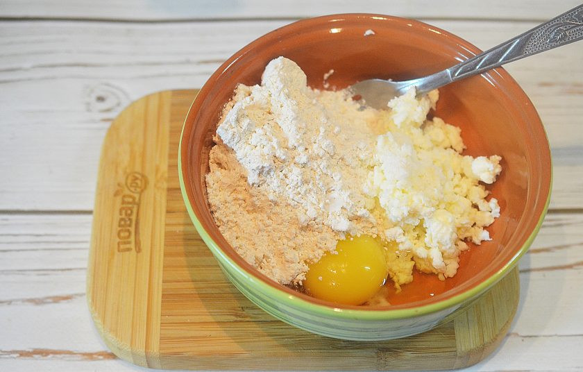 1. Этап. Сырники с беконом и грибами: 2. Смешайте творог, яйца и муку.