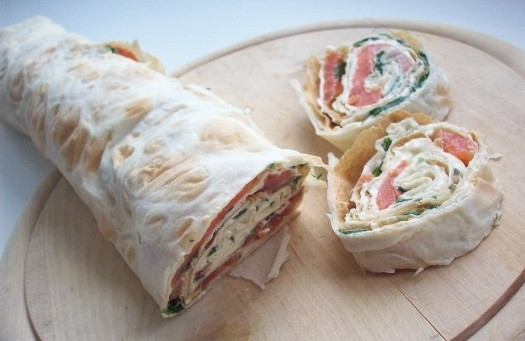 1. Этап. Лаваш с красной рыбой и сыром: Сверните все в рулет, не заворачивая края. Приятного аппетита!