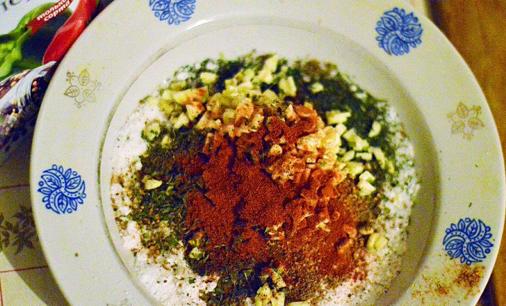 1. Этап. Карпаччо из курицы: Теперь добавляем измельченный чеснок и паприку (она придаст курице приятный красноватый оттенок).