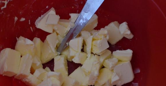 1. Этап. Торт Киевский классический: 15. Размягченное сливочное масло взбейте.