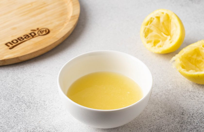 1. Этап. Лимонно-имбирный лимонад: Лимоны тщательно промойте, покатайте по столу и выжмите сок.