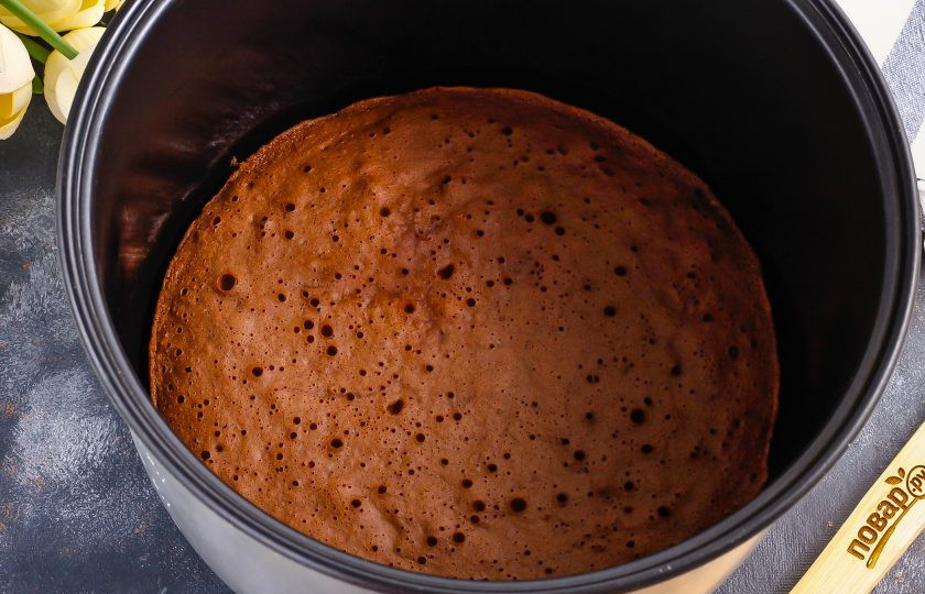 1. Этап. Шоколадный пирог с карамелью: К этому времени пирог испечется. Аккуратно извлеките его из формы и остудите.