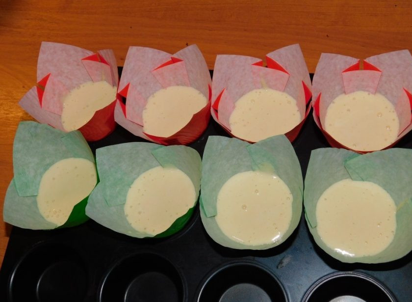 1. Этап. Апельсиновые капкейки с шоколадной начинкой: Готовое тесто разлейте по формочкам для кексов. Поставьте в духовку, разогретую до 180 градусов минут на 20-30. Готовые кексы остудите.