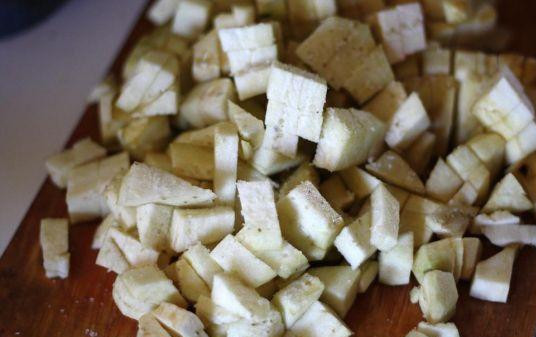 1. Этап. Суп из баклажанов: Баклажаны помыть, очистить от кожуры, нарезать кубиками, обильно посолить и оставить в сторону на 10 - 15 минут.