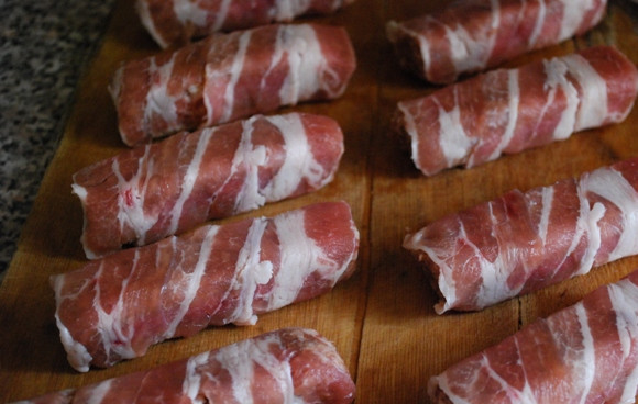 1. Этап. Чевапчичи в беконе: Плотно заворачиваем в бекон колбаски из фарша и отправляем в холодильник примерно на пол часа.