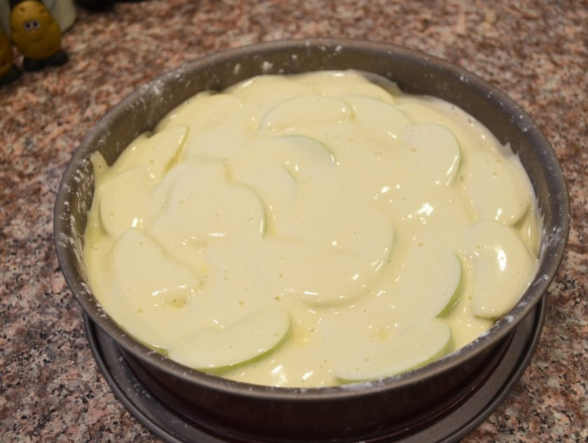 1. Этап. Яблочная шарлотка простая: 4. Залейте яблоки так, чтобы тесто покрыло их поверхность. Количество яблок регулируйте сами (в соответствии с высотой бортиков).