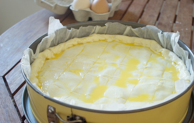 1. Этап. Закрытый пирог с картошкой: 4. Раскатайте еще один пласт теста, выложите его сверху. Вбейте желток, смажьте им верх. Отправьте пирог в духовку и выпекайте минут 35-45 до румяности.