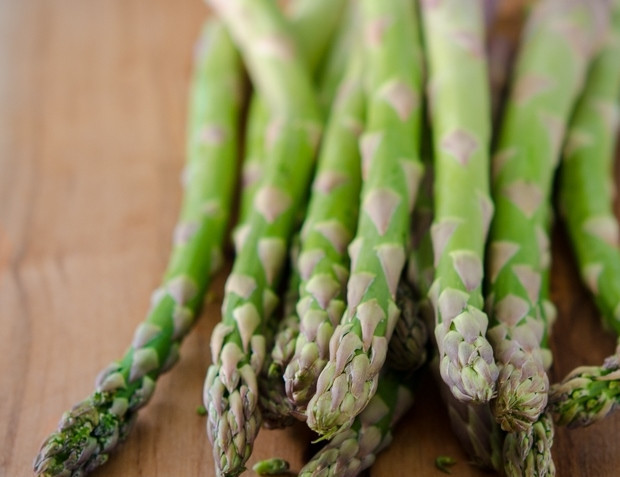 1. Этап. Жареная спаржа с бальзамическим уксусом: 2. Подготовьте спаржу. Промойте ее и вытрете влагу бумажной салфеткой.