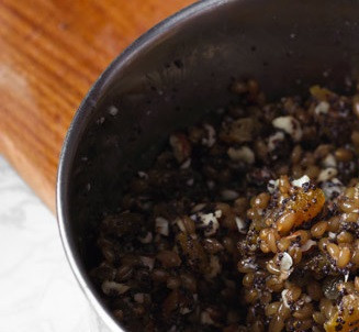 1. Этап. Кутья с изюмом: Тщательно перемешиваем содержимое кастрюли. Даем настояться в прохладном месте 1-2 часа.