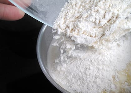 1. Этап. Сырные ньокки: Когда вода с маслом закипит, всыпьте муку и интенсивно размешивайте, чтобы получилось однородное тесто.