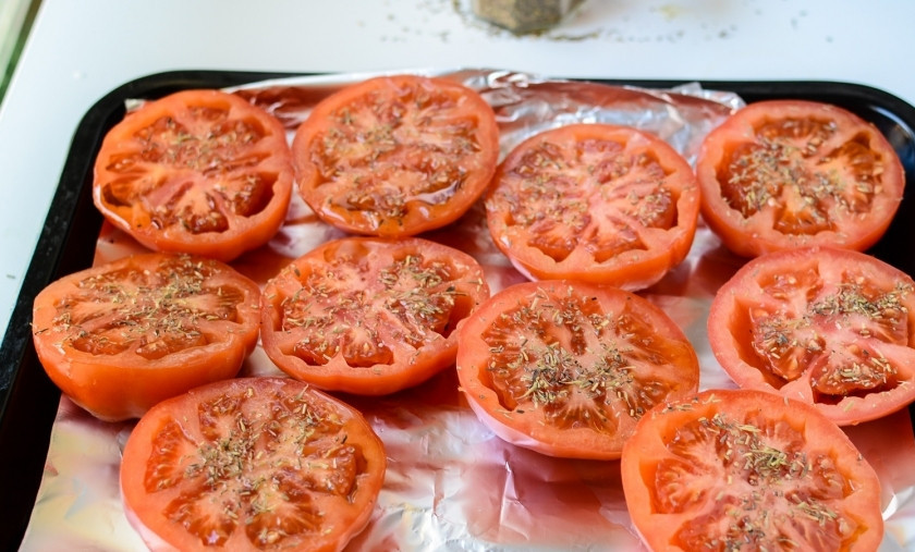 1. Этап. Запеченные томаты: Выложите томаты на противень, покрытый фольгой для запекания. Запекайте в разогретой на 180 градусов духовке 30 минут:) И наслаждайтесь их приятным вкусом!