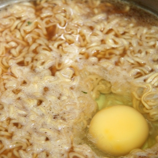 1. Этап. Рамен с яйцом: Разбиваем в блюдо два яйца и аккуратно вилочкой как бы топим их на дно кастрюли. Важно, чтобы яйца утонули, а не плавали по поверхности - так они полноценно приготовятся.