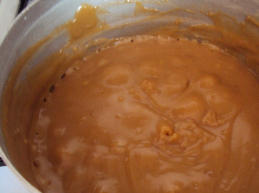 1. Этап. Крем со сгущенкой: 4. Когда наша заготовка для крема остынет, взбиваем миксером около 3 минут, после чего отправляем крем в холодильник на час.