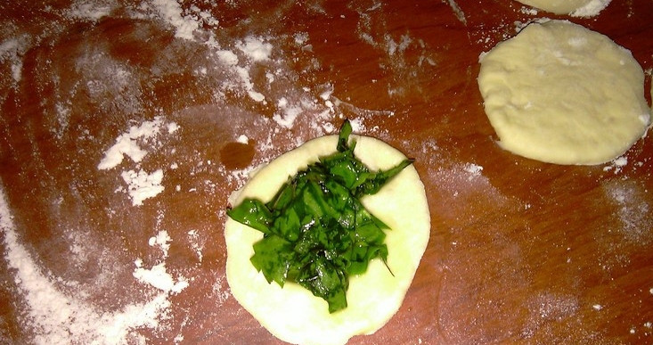 1. Этап. Пирожки со щавелем из дрожжевого теста: 2. Тесто разморозим или замесим по любому известному вам постному рецепту дрожжевого теста. Если не поститесь, можно вообще любое тесто брать. Я свое покупала в магазине. Раскатаем его, Вырежем кружочки, по центру каждой лепешки выкладываем начинку.