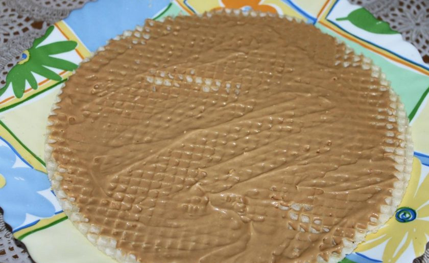 1. Этап. Торт со сгущенным молоком: Первую вафлю смажьте кремом на тарелке для подачи торта.