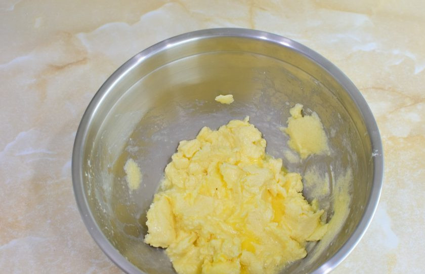 1. Этап. Песочное печенье с повидлом: Вмешайте яйцо.