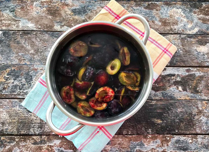 1. Этап. Сливовый сок на зиму: Сливы лучше брать самые спелые, но не помятые. Для сока выбирайте самые лучшие сливы. Помойте сливы, обсушите, разрежьте вдоль пополам, извлеките косточку, сложите их в кастрюлю, добавьте немного воды и варите сливы до полного размягчения.