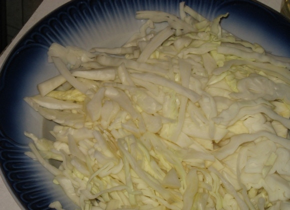 1. Этап. Постный борщ со свеклой: Порежьте картошку кубиками, добавьте в кастрюлю, посолите. Пока картошка варится, нашинкуйте капусту.