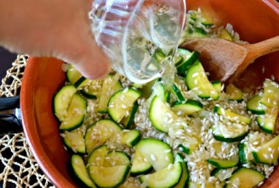 1. Этап. Ризотто с рыбой: Затем добавляем вино, делаем побольше огонь и выпариваем его. Добавляем 2 половника бульона и минуты две не трогаем содержимое сковороды.