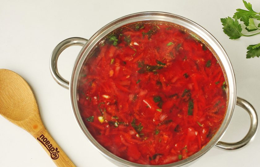 1. Этап. Борщ для диабетиков: В самом конце добавьте зелень и чеснок. Накройте кастрюлю крышкой, снимите с огня и дайте настояться 15-20 минут. Борщ для диабетиков готов.