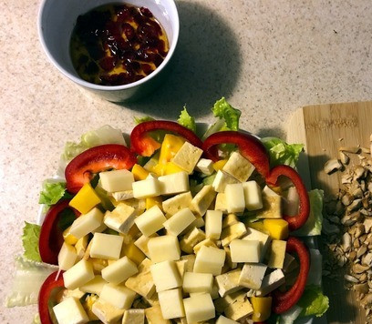 1. Этап. Салат Экзотический цветок: 12. Нарезаем небольшими квадратами тофу и кубиками сыр. Выкладываем их поверх салата.