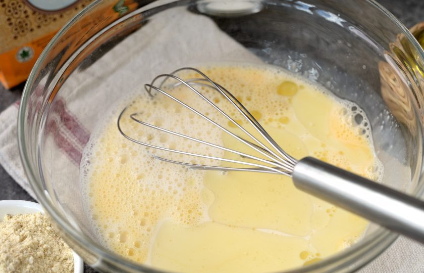 1. Этап. Блины без пшеничной муки: Влейте молоко и масло, продолжайте взбивать.