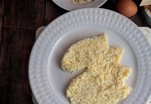 1. Этап. Салат Новогодний Дракончик: Тарелка у меня D-26 с краями. Значит дракон у меня будет помещаться в D~20 см. Формируем вот такую основу из риса (см. фото).