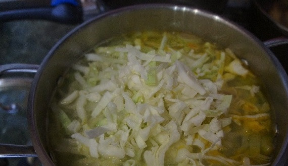 1. Этап. Суп, сжигающий калории: 6. Потом добавьте овощи в такой последовательности: закладывайте пассировку корня сельдерея и моркови; следом – черешковый сельдерей; болгарский перец и капусту. Посолите и дайте возможность повариться еще, но в пределах пяти минут.