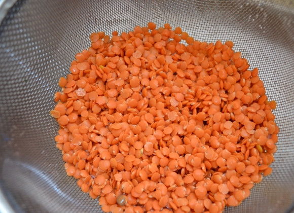 1. Этап. Тушеные овощи с чечевицей: 4. Тщательно промойте под проточной водой в дуршлаге чечевицу.