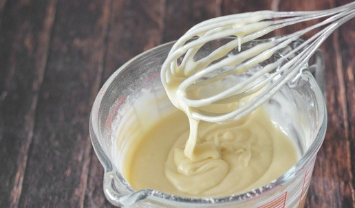 1. Этап. Сочный пирог с консервированными персиками: Тесто получается немного льющееся, по текстуре похожее на кексовое.