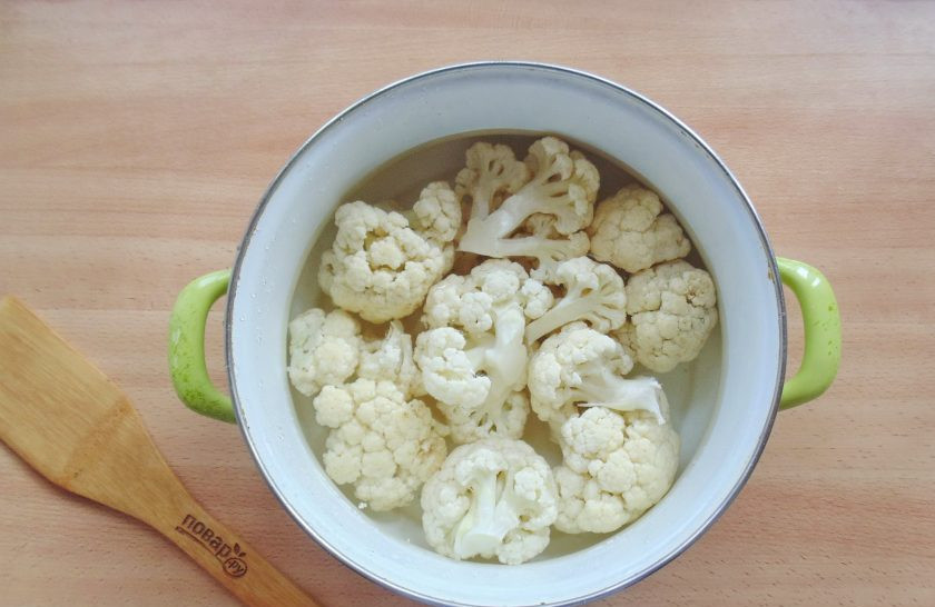 1. Этап. Цветная капуста с фетой: Цветную капусту разделите на соцветия и выложите в кастрюлю с водой, посолите.