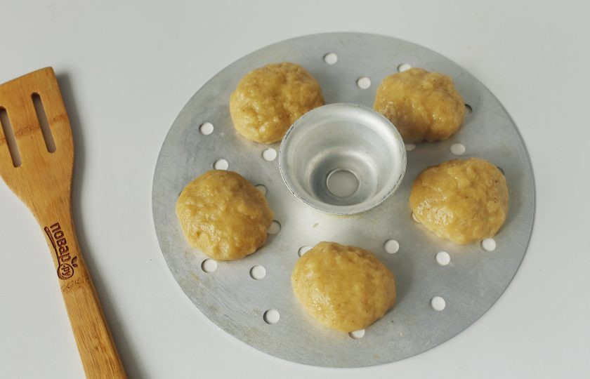 1. Этап. Пряники в мантоварке: Сформируйте из теста небольшие шарики и переложите на смазанную маслом решетку мантоварки. Готовьте на пару около 25 минут.