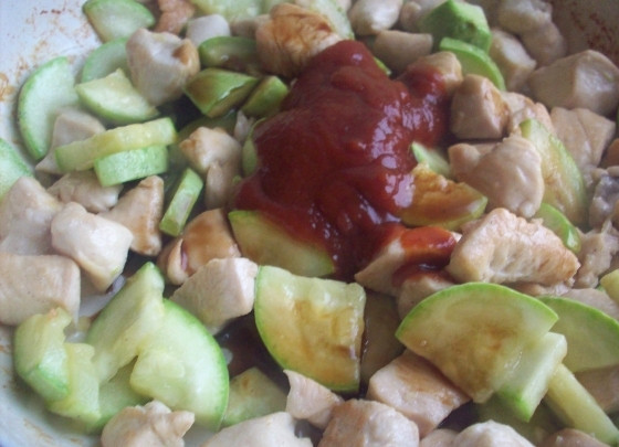 1. Этап. Кабачки с куриным филе: Теперь мы добавляем к филе и кабачку соевый и томатный соус, перемешиваем.