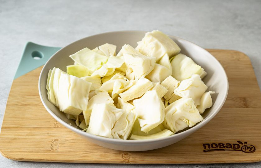 1. Этап. Капуста по-корейски на зиму: Капусту порубите крупными квадратными ломтиками.