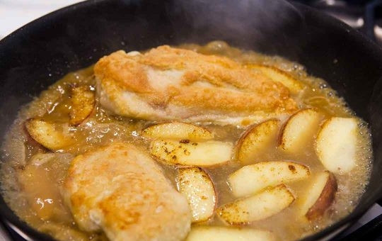 1. Этап. Куриная грудка с яблоками в медово-горчичном соусе: 2. Влейте в сковороду ранее подготовленную смесь из яблочного сока, горчицы и меда. После закипания уменьшите огонь и тушите все около 15 минут.