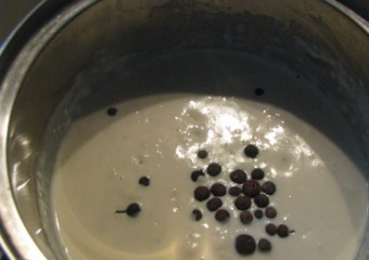 1. Этап. Гуляш из говядины со сливками: 3. Параллельно готовим соус: в кастрюле обжариваем муку до золотистого цвета, добавляем к ней специи и сливки. Аромат говядины хорошо раскрывает душистый перец.