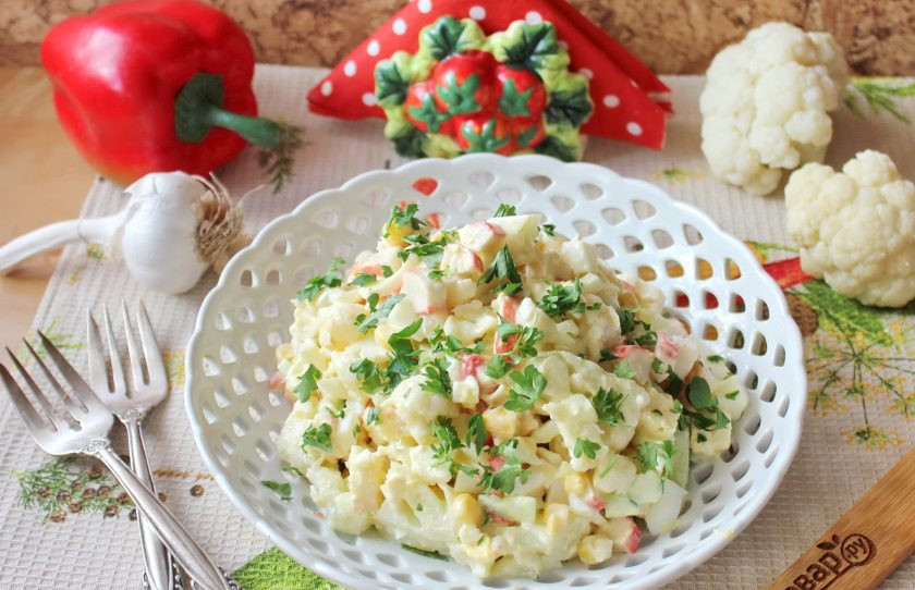 1. Этап. Салат из цветной капусты с крабовыми палочками: Салат с цветной капустой и крабовыми палочками готов. Подавайте к столу на закуску.