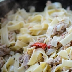 1. Этап. Паста с тунцом консервированным: 4. Щипцами переложите пасту из кастрюли прямо в сковороду. Перемешайте. Если надо, добавьте немного воды, в которой паста варилась.