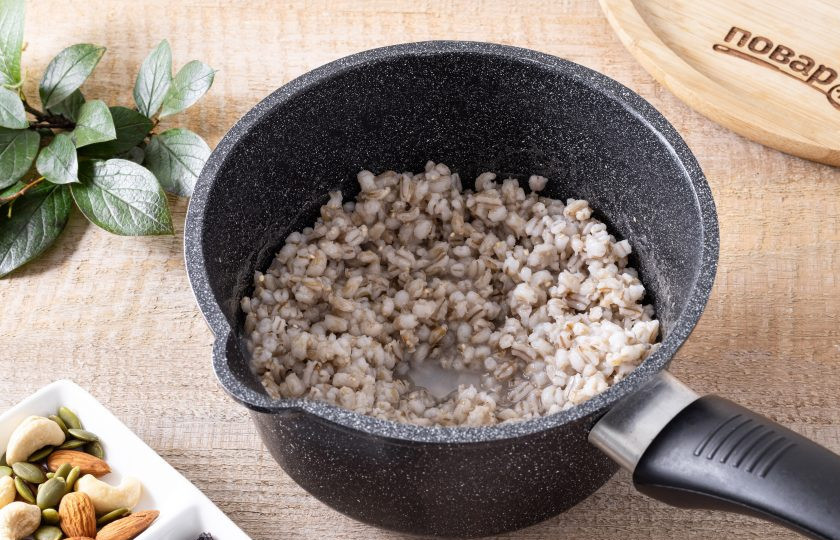 1. Этап. Сладкая перловая каша: Дождитесь момента, когда спустя примерно минут 20 перловка впитает в себя почти всю воду, но не до конца.