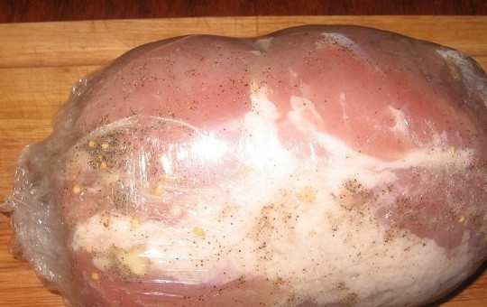 1. Этап. Домашняя ветчина: Просоленное мясо плотно заворачиваем в пленку. Завязываем концы пленки, чтобы при варке вода не попадала внутрь.