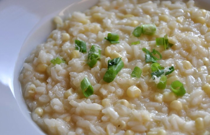 1. Этап. Ризотто с кукурузой: Как только рис сварится, перестаем добавлять бульон и выключаем огонь, выкладываем в кастрюлю часть тертого Пармезана и перемешиваем все. Раскладываем ризотто по тарелкам, сверху блюдо также посыпаем тертым сыром и украшаем зеленым луком - обед готов. Приятного всем аппетита!