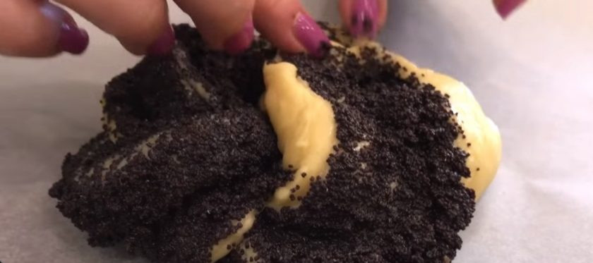 1. Этап. Булочки-плетенки с корицей и маком: 8. Аналогично подготовьте заготовку с корицей. Оставьте при комнатной температуре на 15 минут, после чего отправьте на 20-30 минут в разогретую до 180 градусов духовку.