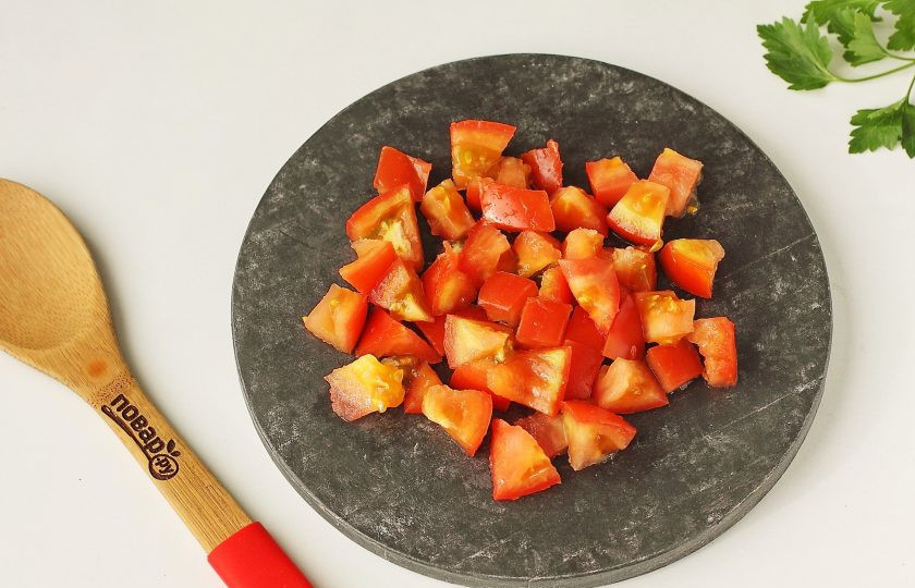 1. Этап. Борщ для диабетиков: Помидор нарежьте кубиком.