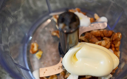 1. Этап. Башенки из баклажан с орехами: В чашу блендера положите орехи, чеснок, сыр и майонез.